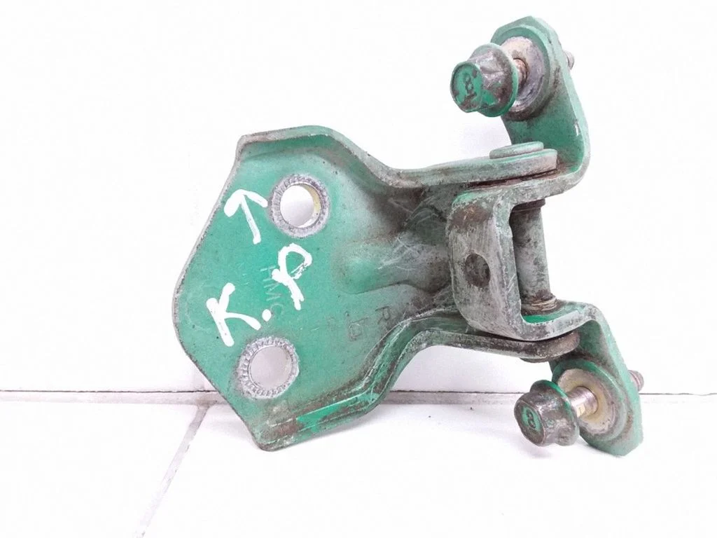 Priekšējā augšējā eņģe – kreisā