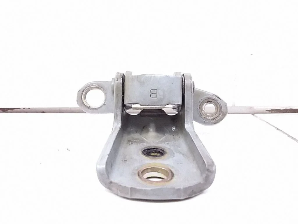 Front door upper hinge – front right
