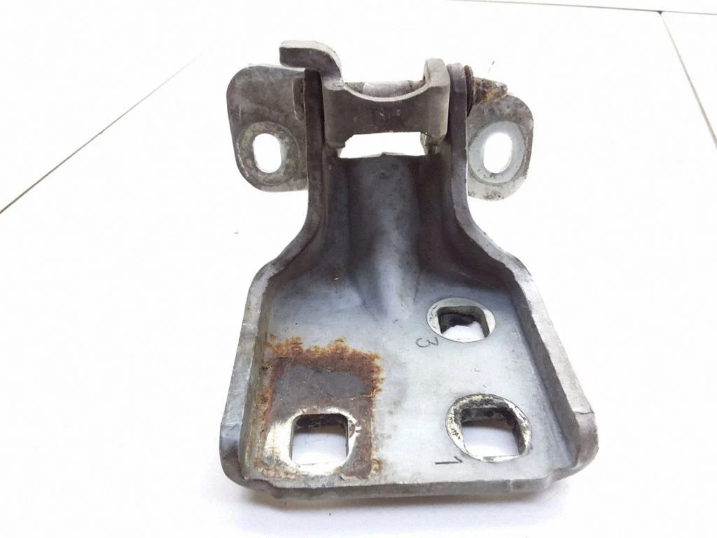 Front door upper hinge – Chrysler Grand Voyager III (1995-2000)