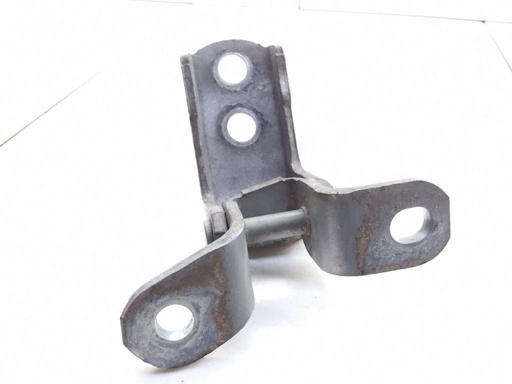 Front door upper hinge – Toyota Avensis T220 (2000-2003)