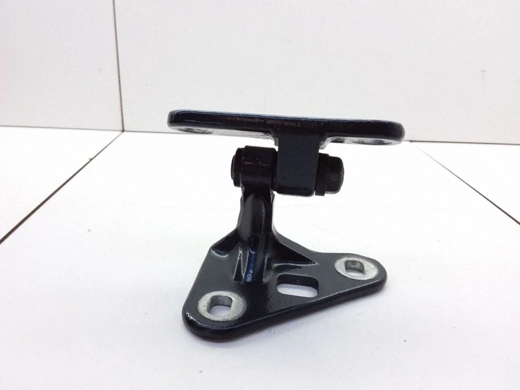 Front door lower hinge – Mercedes-Benz E-Class W211 (2002-2009)