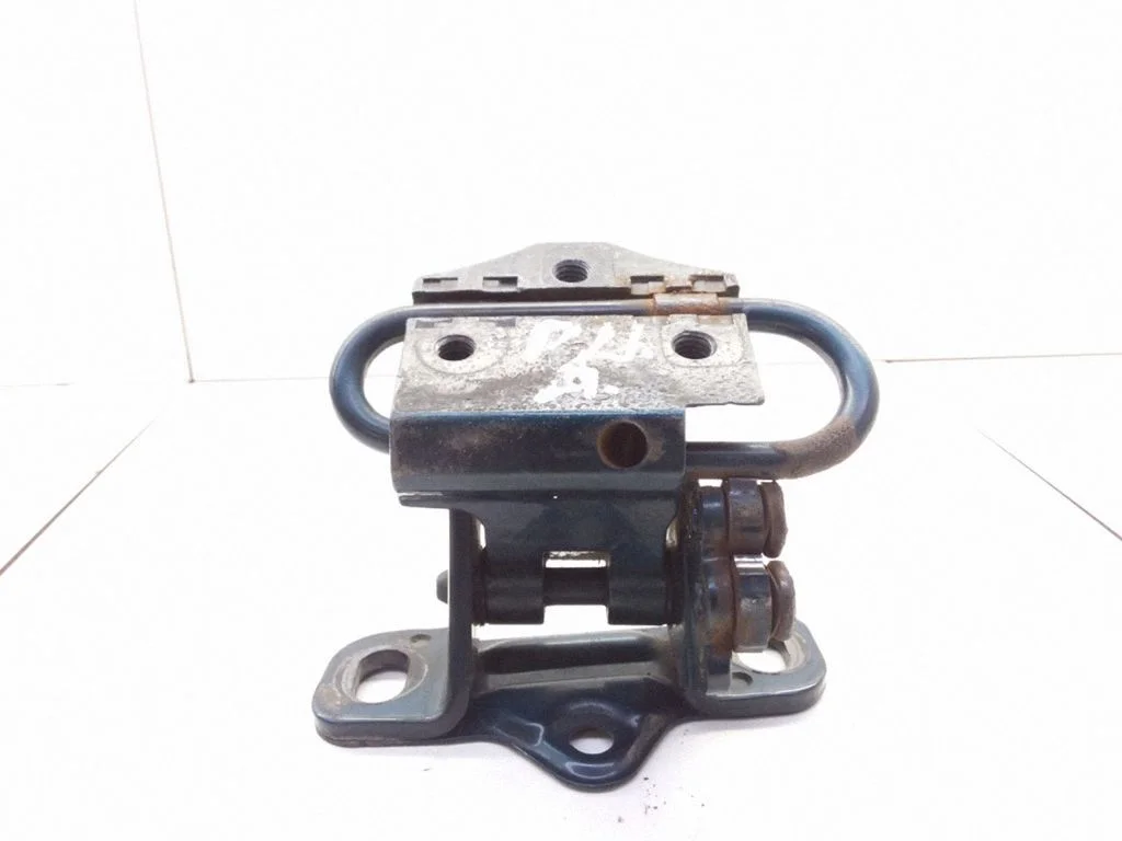 Front door lower hinge – Opel Frontera B (1998-2004)