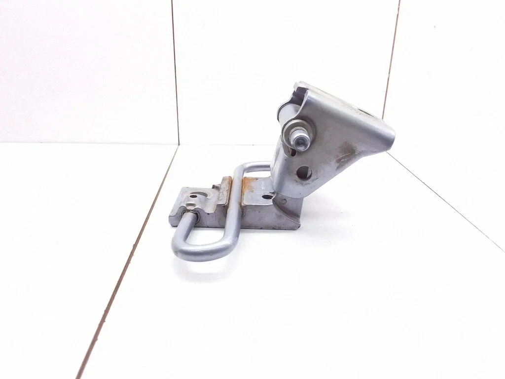 Front door lower hinge – Audi A4 S4 B7 8E 8H (2005-2008)