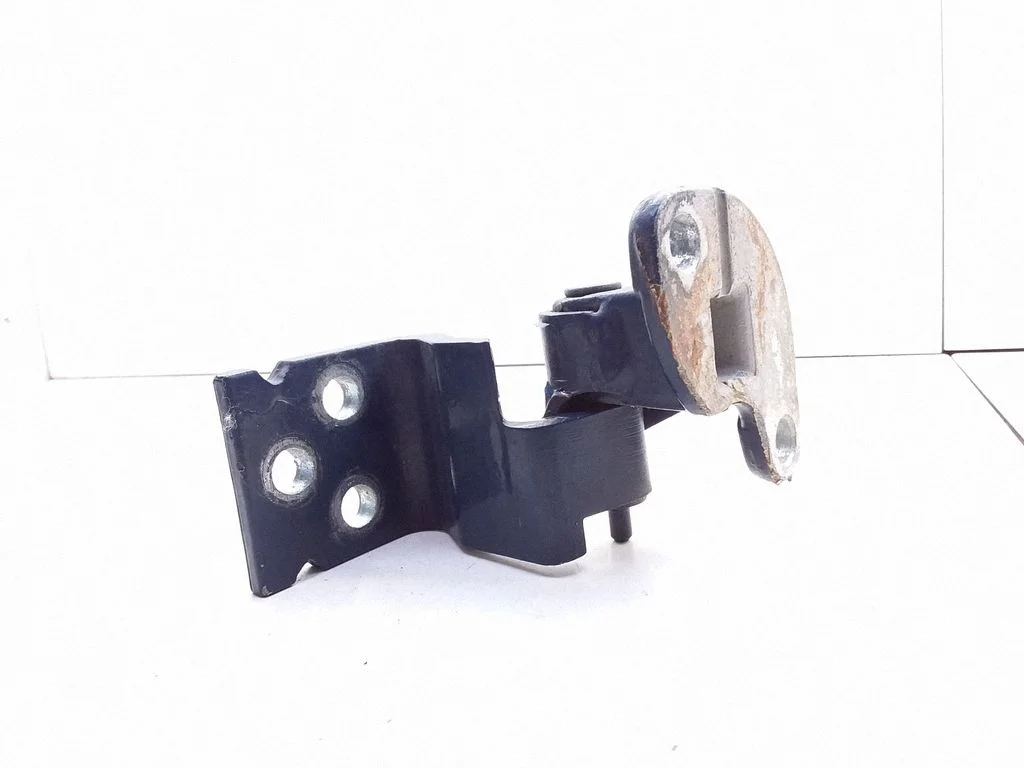 Front door lower hinge – Mercedes-Benz Vito Viano W638 (1996-2003)