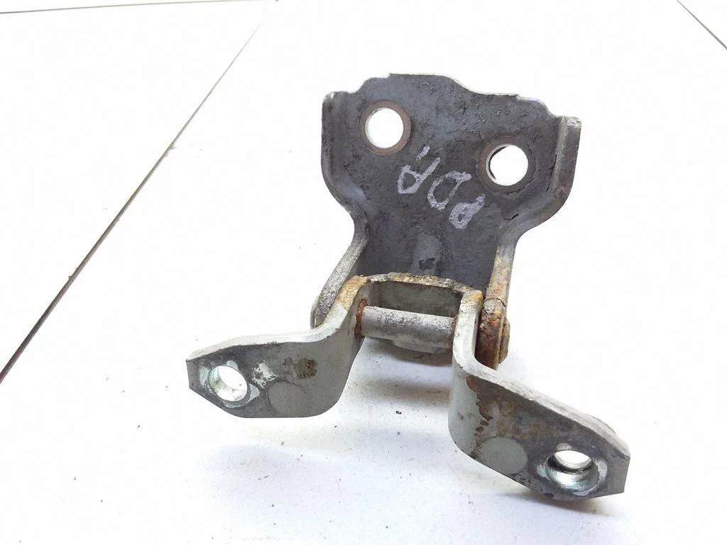 Front door lower hinge – front right