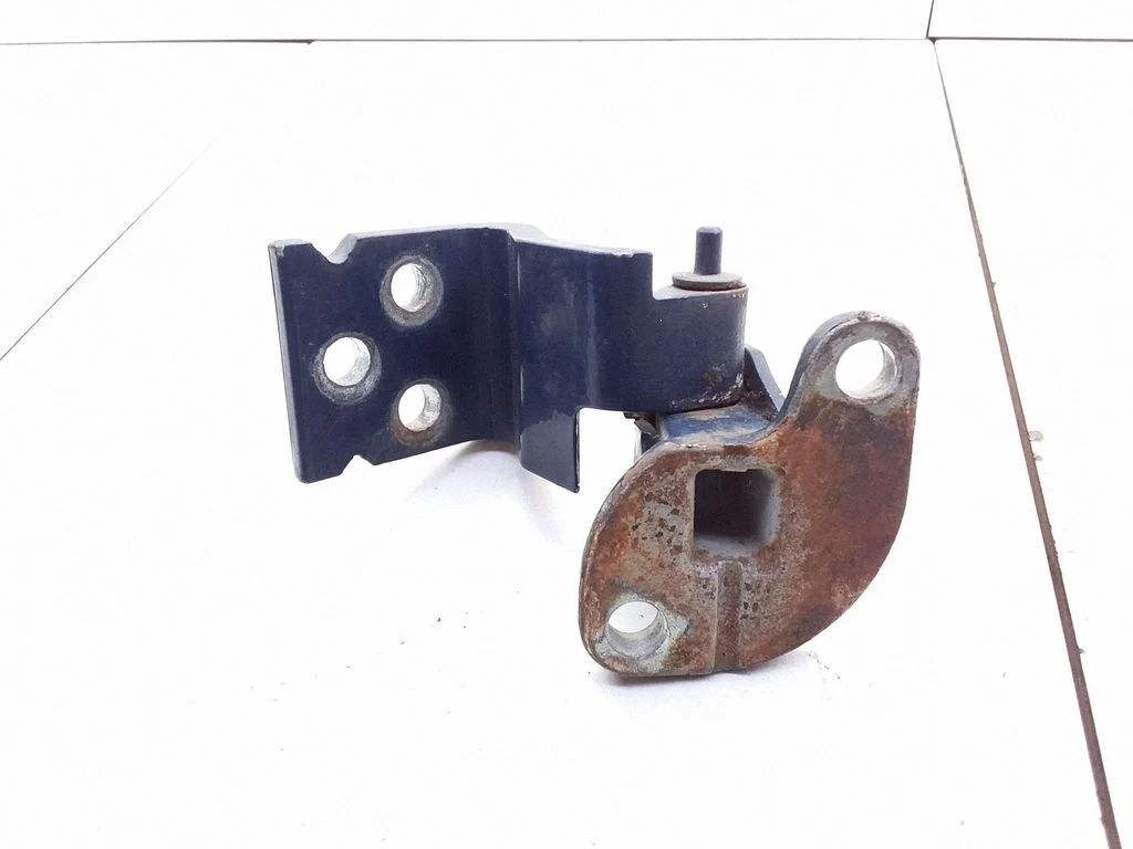 Front door lower hinge – Mercedes-Benz Vito Viano W638 (1996-2003)
