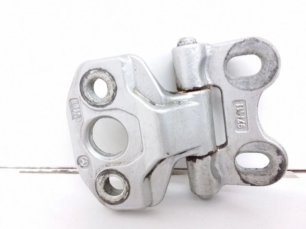 Front door lower hinge – Mercedes-Benz E-Class W210 (1995-2002)