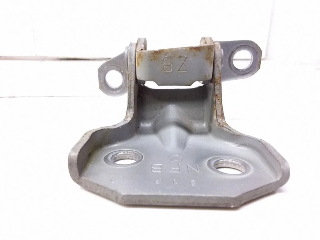 Front door lower hinge – right