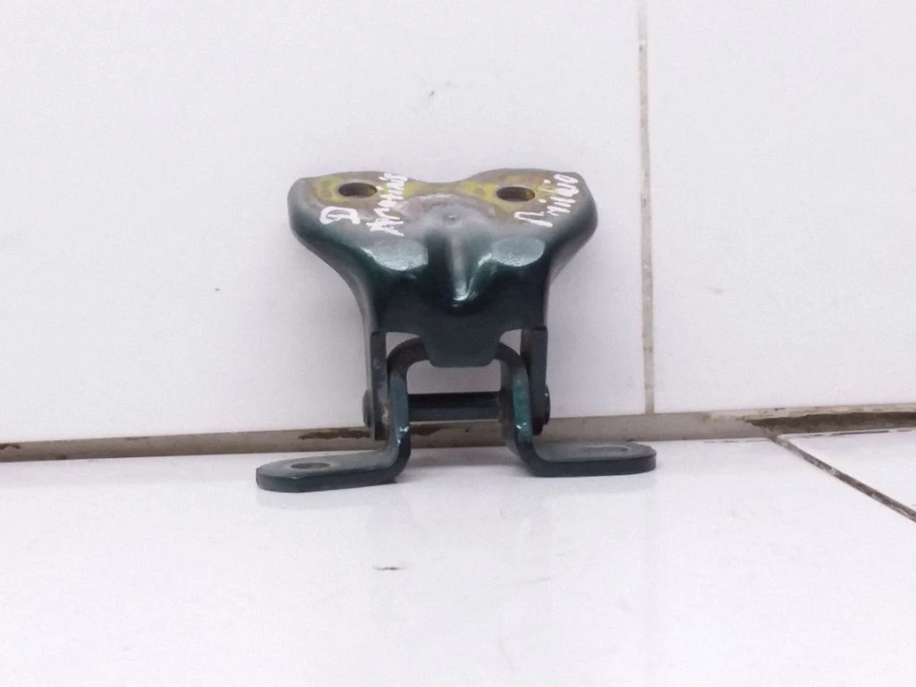 Front door lower hinge – right