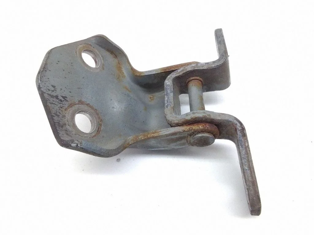 Front door lower hinge – Mazda MPV II LW (1999-2007), left