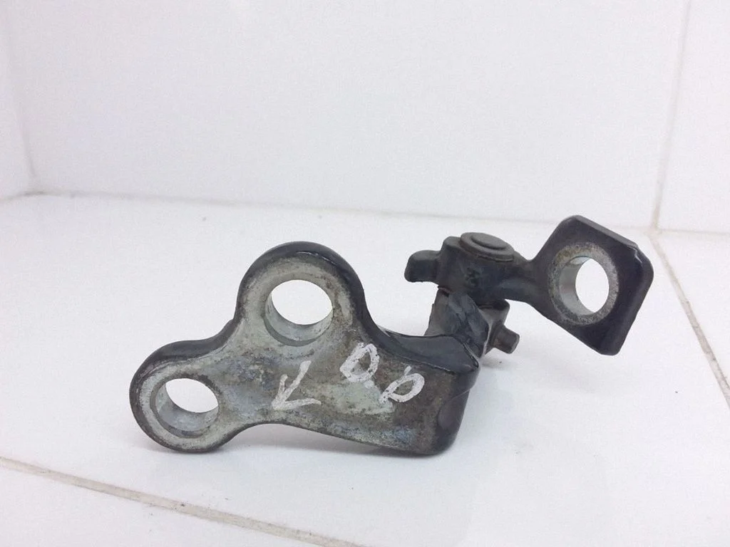 Front door lower hinge – right