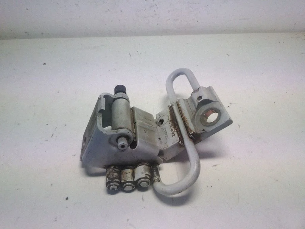 Zawias dolny drzwi przednich – Audi A4 S4 B6 8E 8H (2001-2005)