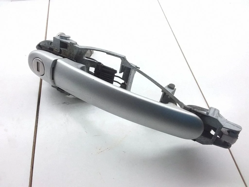 Klamka zewnętrzna drzwi przednich 1U0837885B