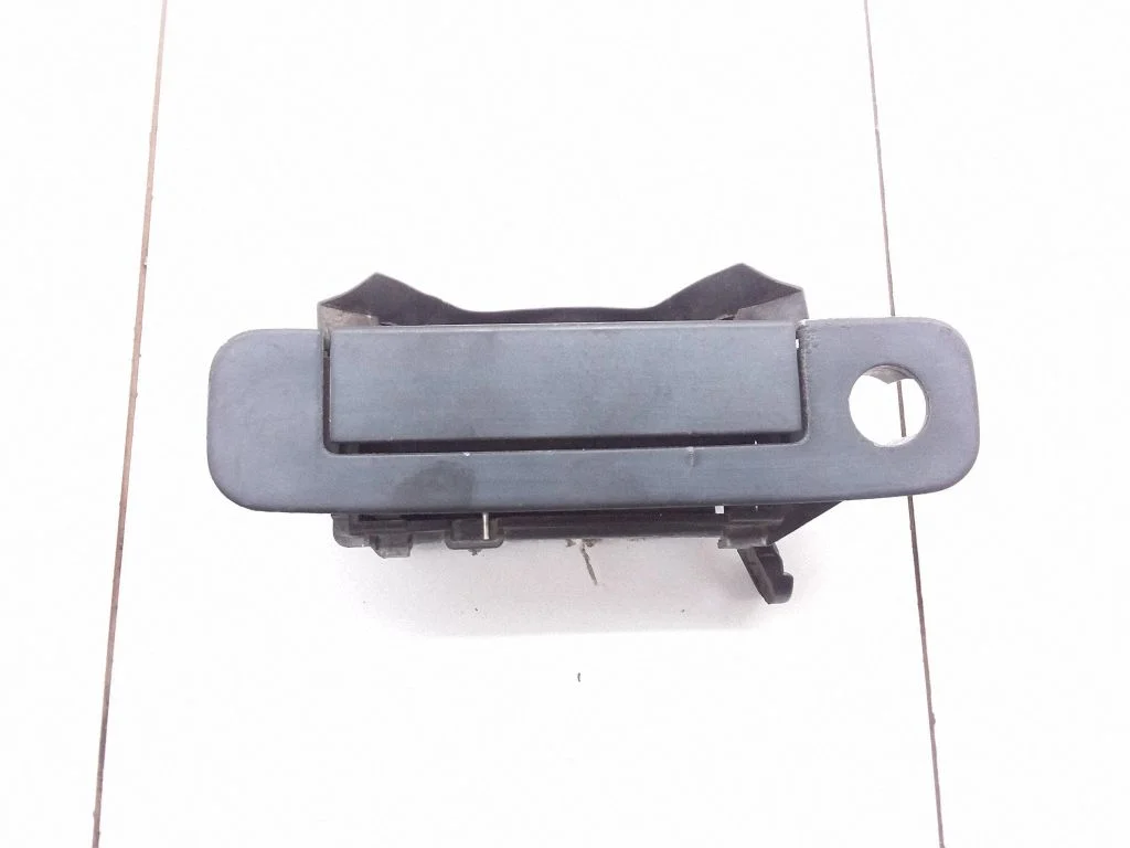 Klamka zewnętrzna drzwi przednich 8D0837206A