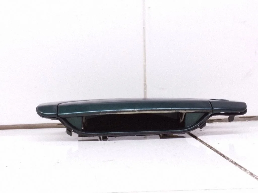 Front door exterior handle – left