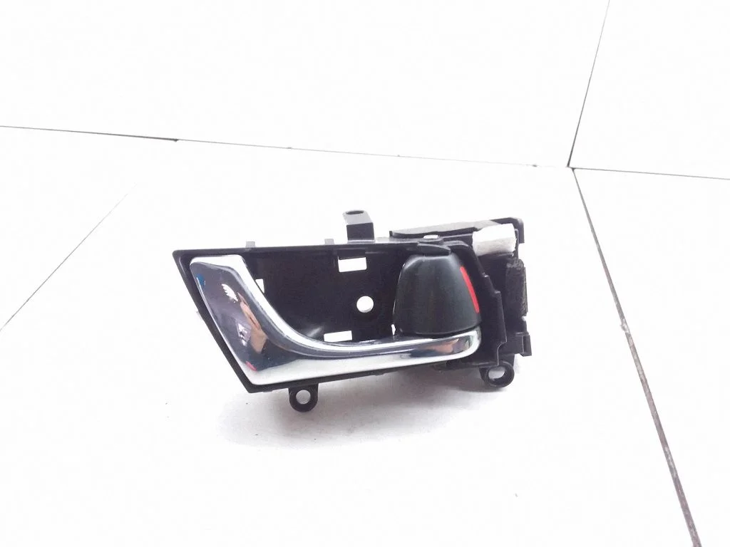 Front door interior handle – front right