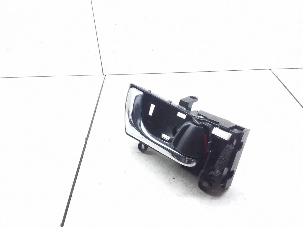Front door interior handle – rear right