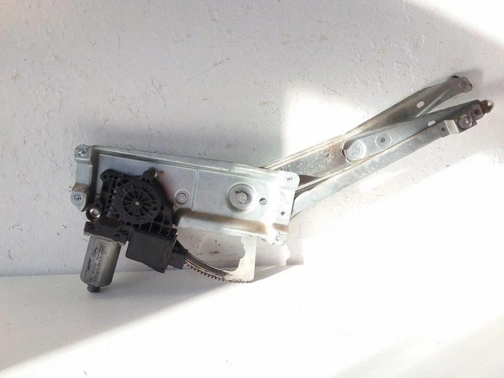Front door window regulator with motor 90520226