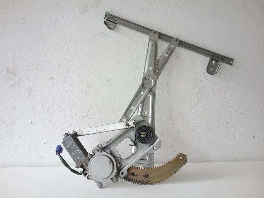 Podnośnik szyby przedniej z silniczkiem – Subaru Forester SF (1998-2000)