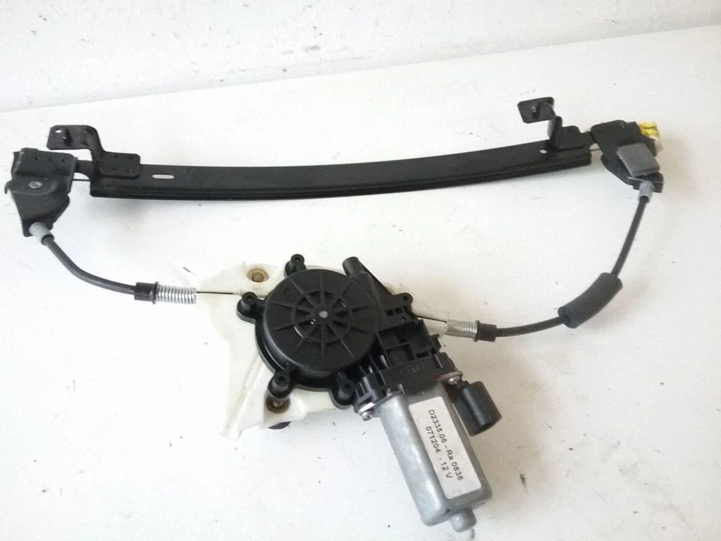 Priekšējā el. loga pacēlāja mehānisma komplekts D233506