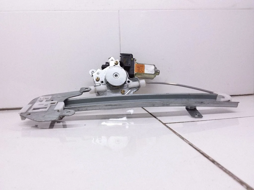 Front door window regulator with motor – Nissan X-Trail T30 (2001-2007)