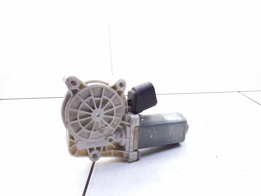 Front door window regulator motor – BMW 5 Series E60 E61 (2004-2010)