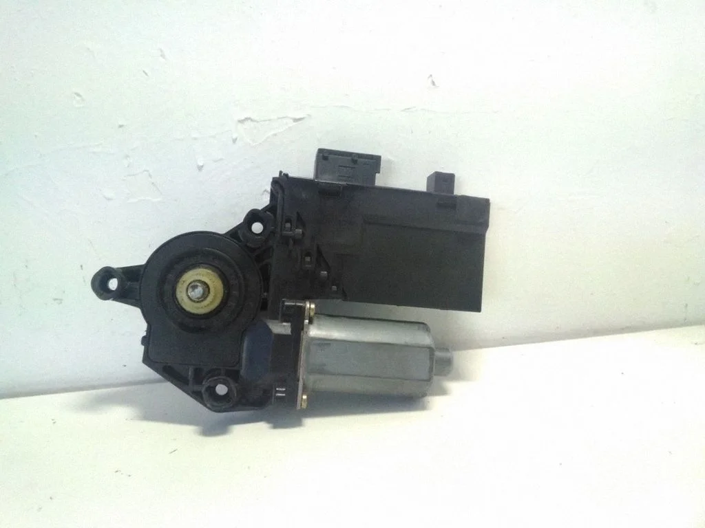 Priekšējā loga pacēlāja motoriņš 9637130680