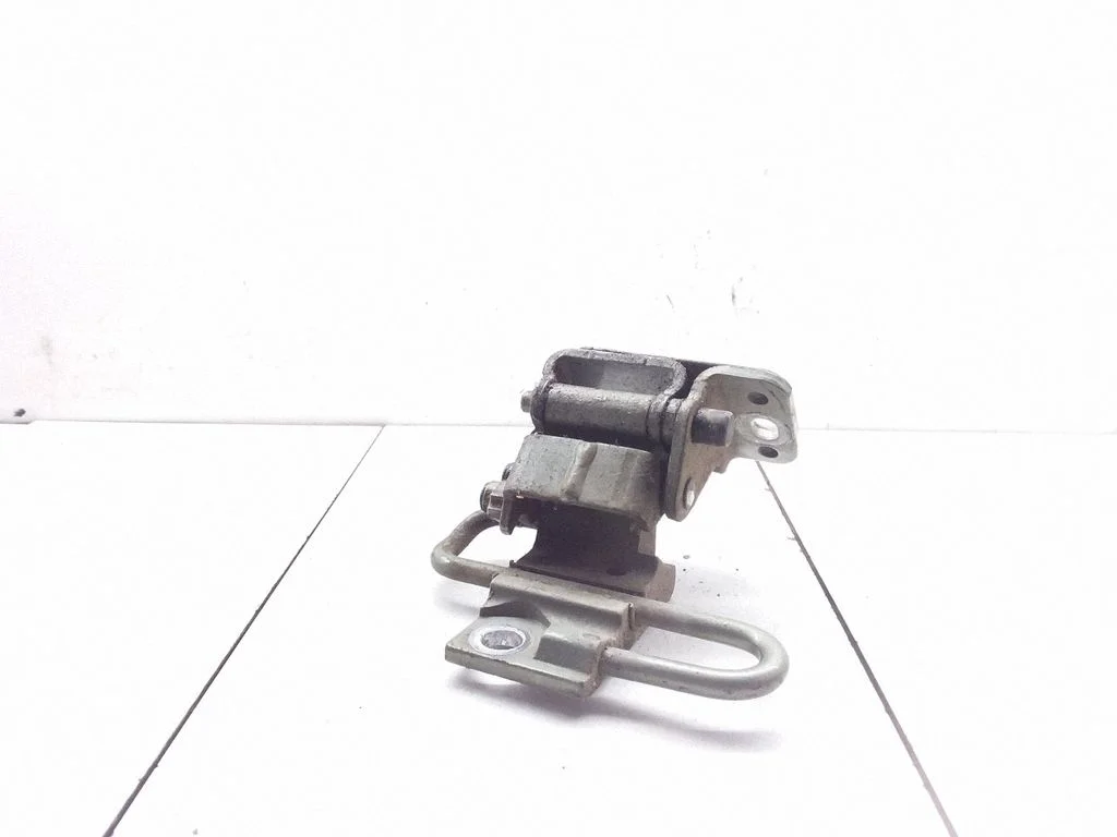Rear door lower hinge – Audi Q7 4L (2005-2015)