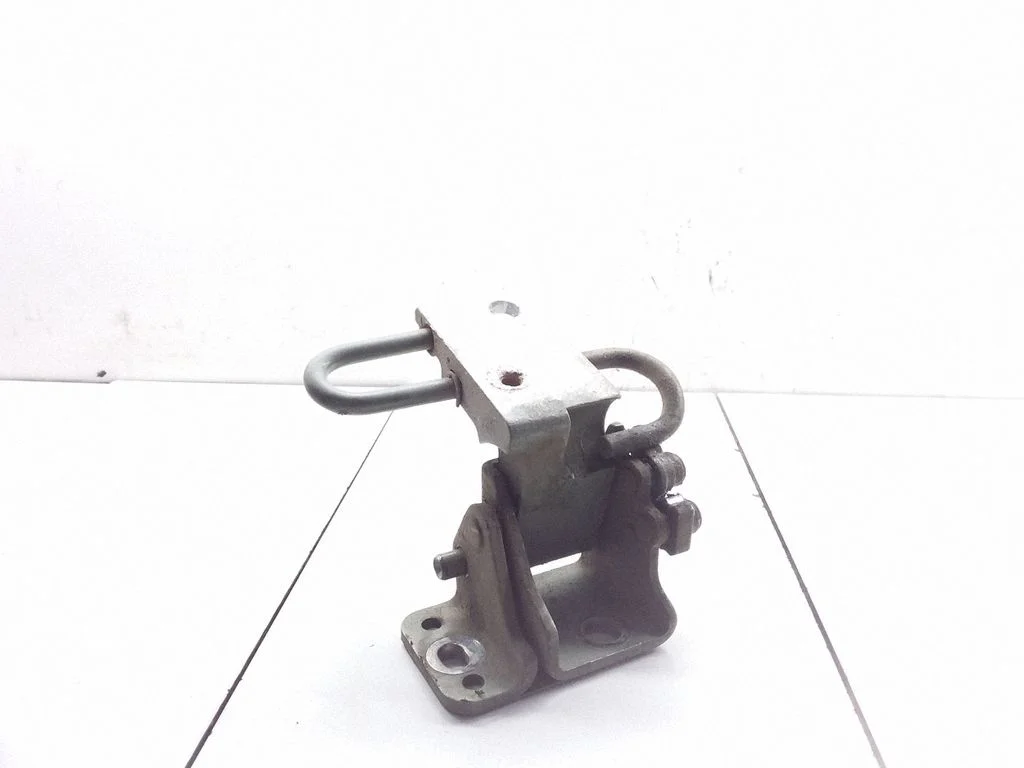 Rear door lower hinge – Audi Q7 4L (2005-2015)