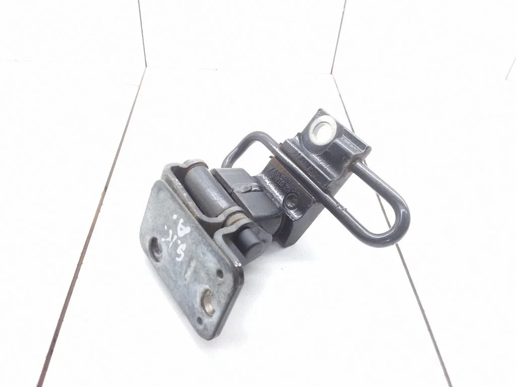 Rear door lower hinge – Audi Q7 4L (2005-2015)