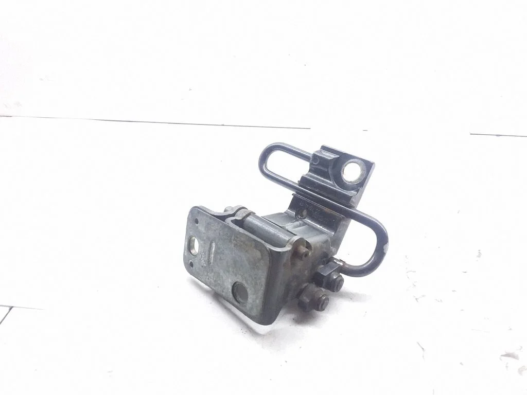 Rear door lower hinge – Audi Q7 4L (2005-2015)