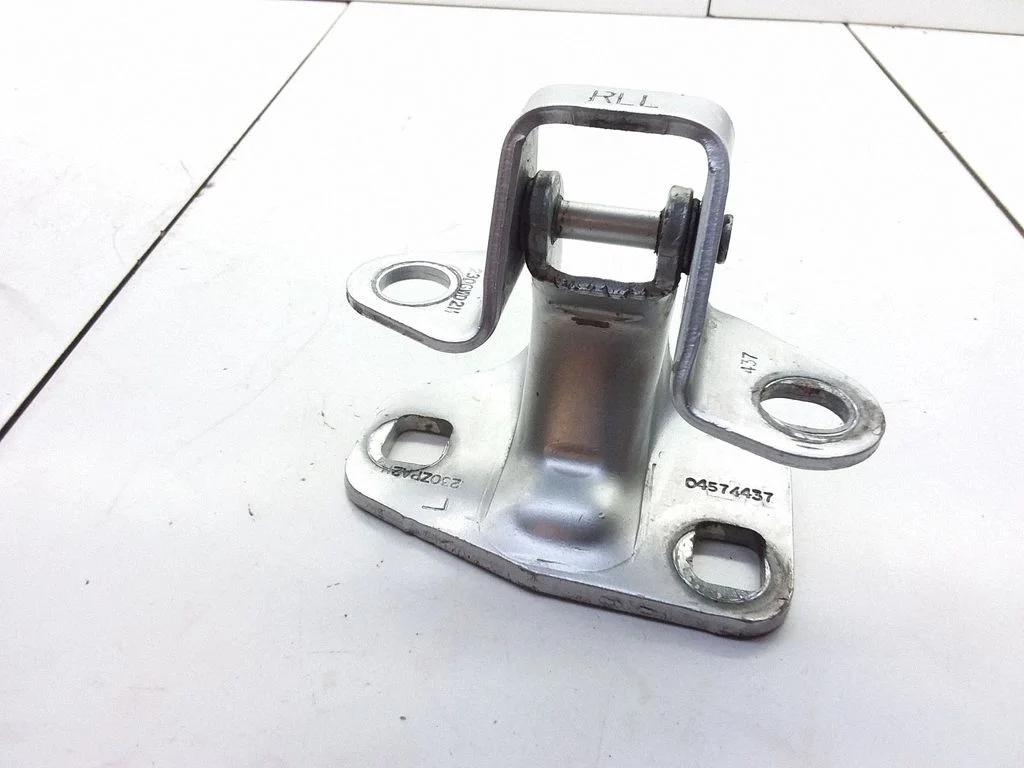 Rear door lower hinge 04574437