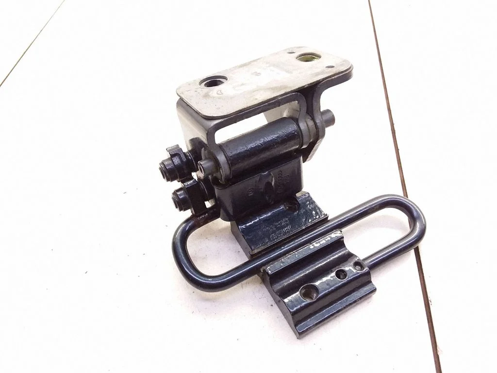 Rear door lower hinge – Volkswagen Passat B5.5 (2001-2005)