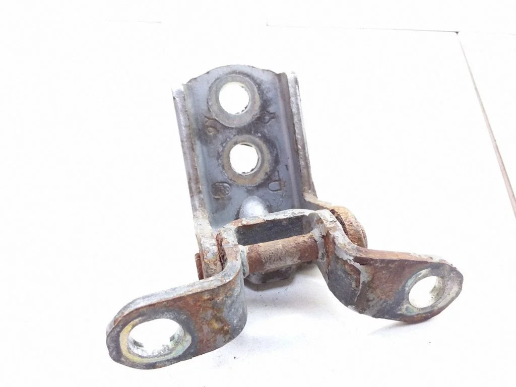 Rear door lower hinge – right