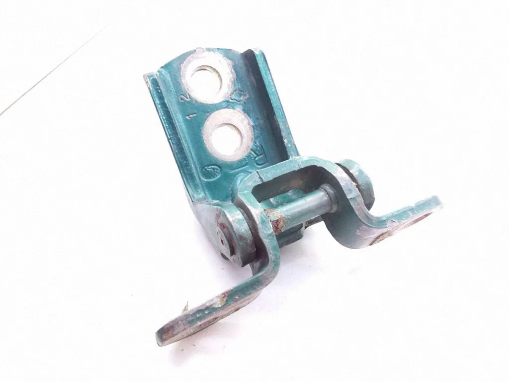 Rear door lower hinge – left