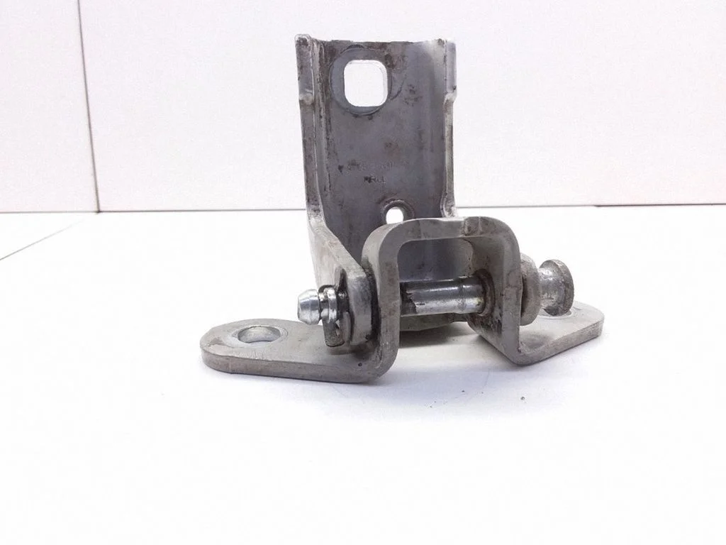Tagaukse alumine hing 93BBF26807AK
