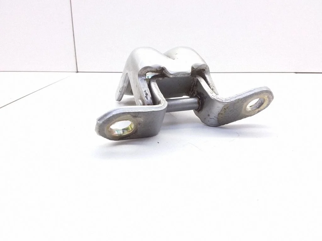 Rear door lower hinge – left