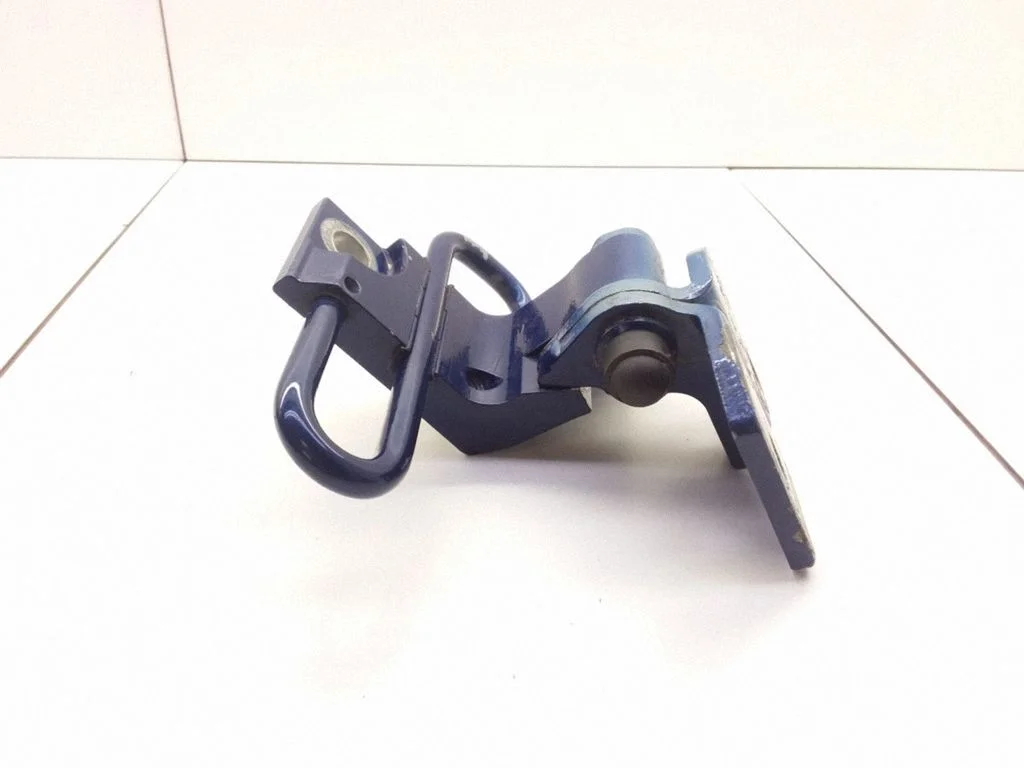 Rear door lower hinge – right