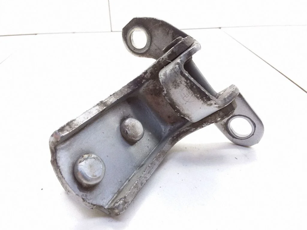 Tagaukse alumine hing – Toyota Avensis T220 (2000-2003)