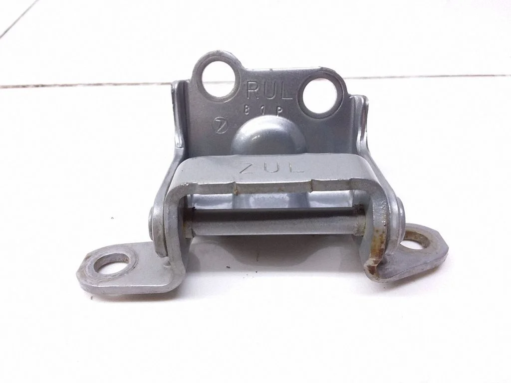 Rear door lower hinge – left