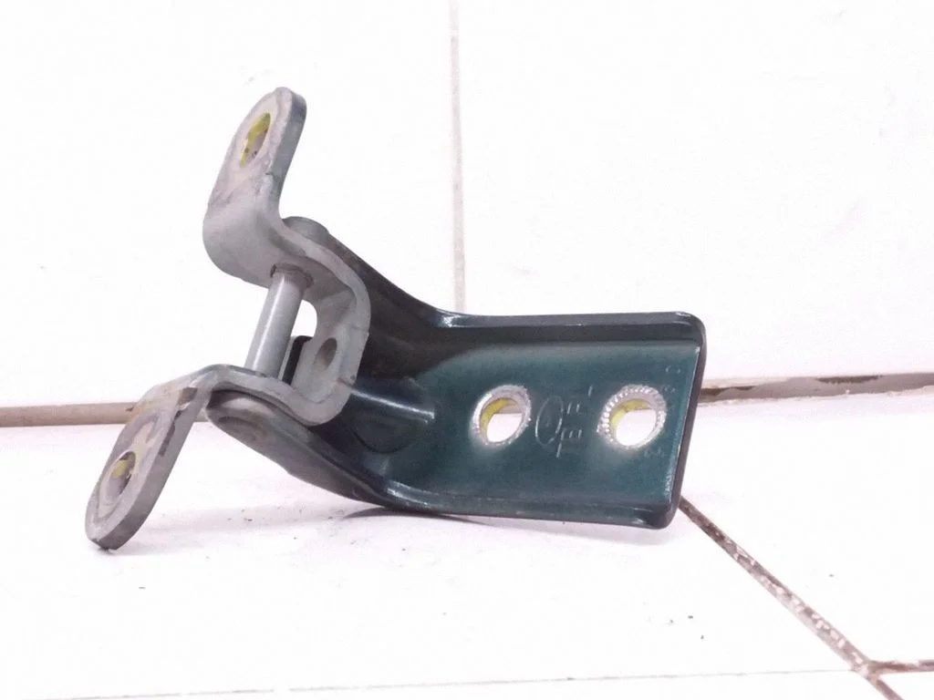 Rear door lower hinge – right