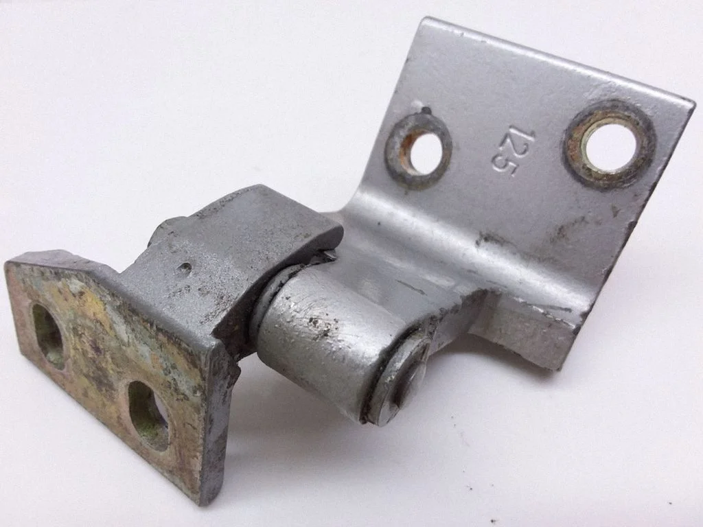Tagaukse alumine hing – tagumine parem