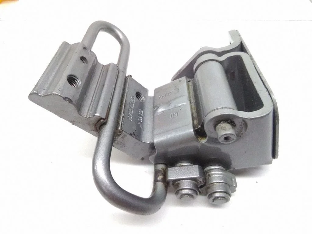 Rear door lower hinge 8E0833411