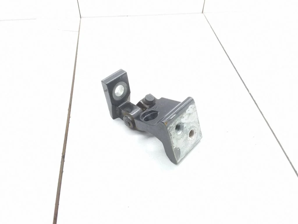 Rear door upper hinge 8P4833407
