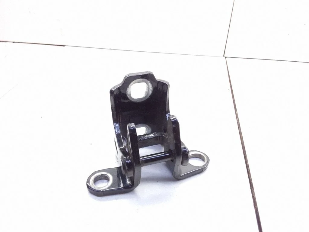 Rear door upper hinge – rear right