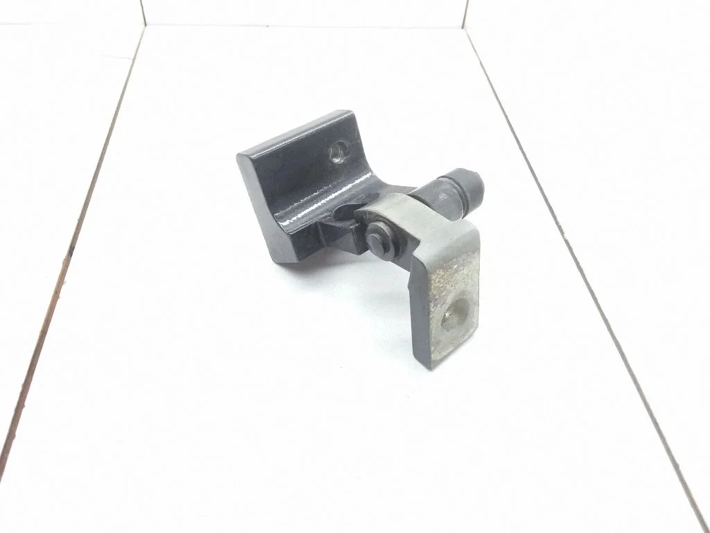 Rear door upper hinge – Audi Q7 4L (2005-2015)