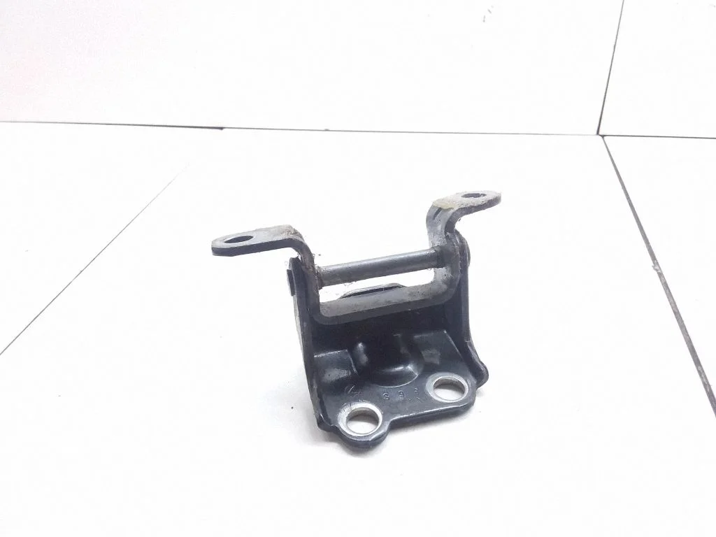 Rear door upper hinge – rear right