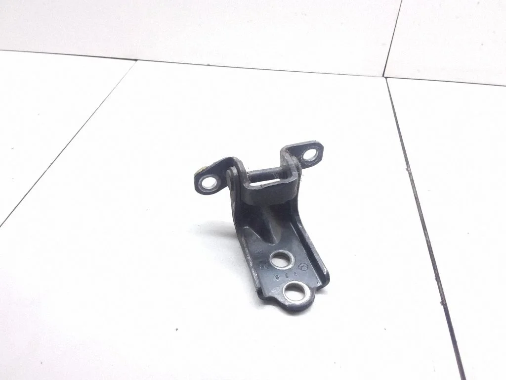 Rear door upper hinge – rear right