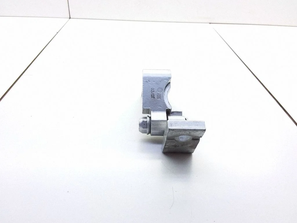 Rear door upper hinge EDS0207