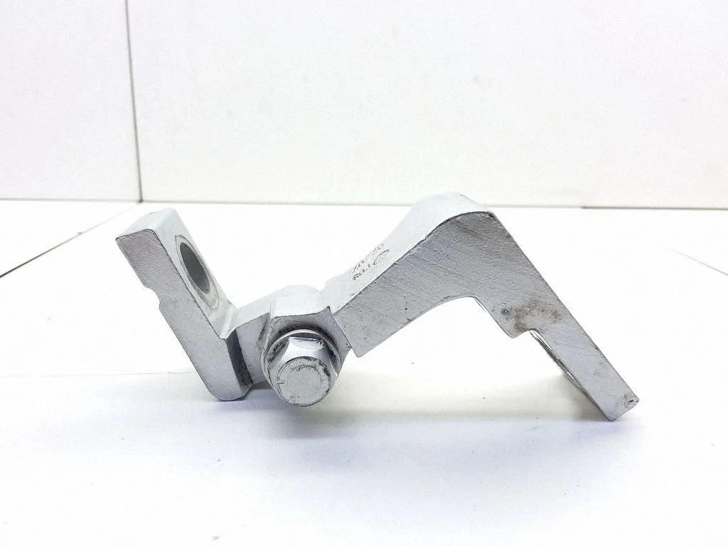 Rear door upper hinge EDS0207